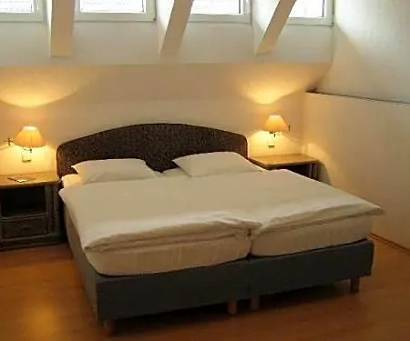 Flower Power Hotel 2*